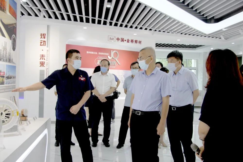 东丽区区长贾堤到bevictor伟德集团走访调研
